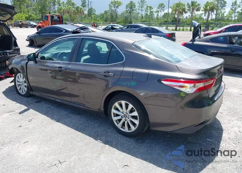 2020 Toyota Camry Le z USA, uszkodzony, nr VIN 4T1C11AK8LU861497